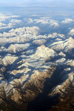 Uçaktan dağlara doğru hava manzarası
