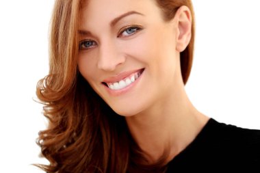 Beyaz arka planda sevimli, mutlu bir kız.