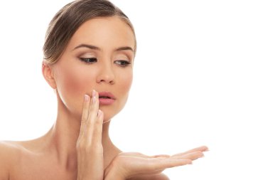 Güzel yüzlü tatlı bir kadın.