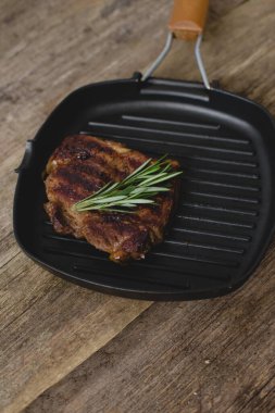 Yiyecekler. Tepside ızgara biftek.