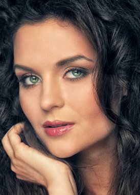 Güzel, güzel yüzlü, tatlı bir kadın.