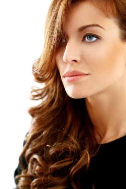 Beyaz arka planda tatlı, ciddi bir kız.