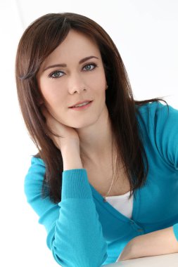 Mavili, sevimli, çekici kadın.