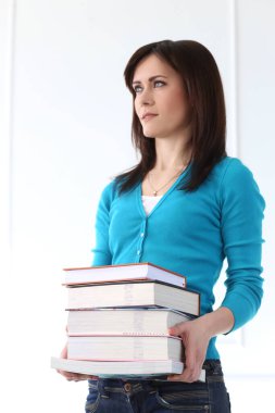 Kitapları tutan sevimli, çekici bir kadın.