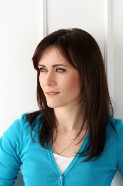 Mavili, sevimli, çekici kadın.