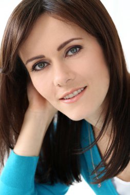 Mavili, sevimli, çekici kadın.