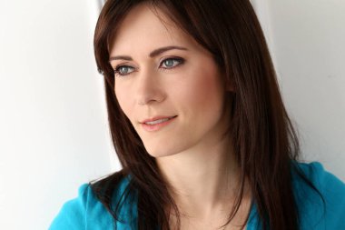 Mavili, sevimli, çekici kadın.