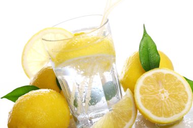 Beyaz arka planda taze ıslak limonlu kokteyl.