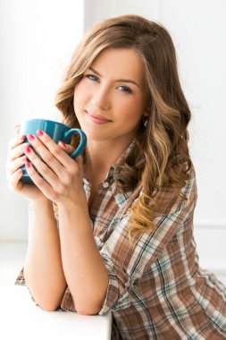 Çay bardağıyla çekici bir kadın.