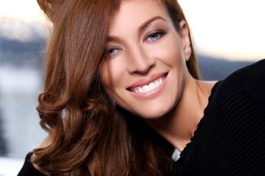 Güzel yüzlü, çekici bir kadın.