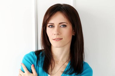 Mavili, sevimli, çekici kadın.