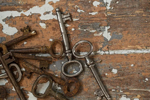 桌上放着旧的 生疏的钥匙 — 图库照片