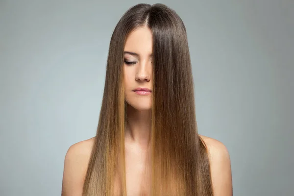 Nette Frau Mit Langen Haaren — Stockfoto