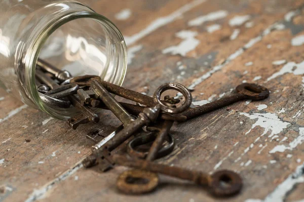Vintage Alte Rustikale Schlüssel Auf Dem Tisch — Stockfoto