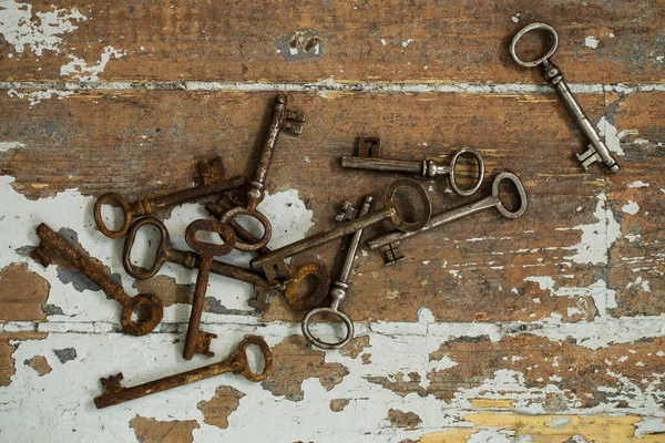 Εσοδεία Παλιά Ρουστίκ Κλειδιά Στο Τραπέζι — Φωτογραφία Αρχείου