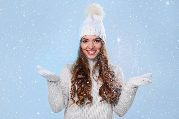 Invierno Linda Chica Durante Las Nevadas — Foto de Stock