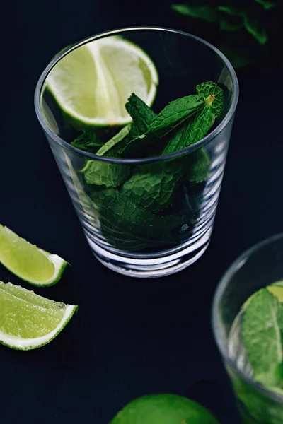 Cocktail Mint Lime Table — Stock Photo, Image