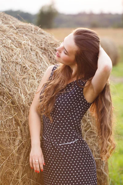 Rural Noite Menina Bonita Vestido Bonito — Fotografia de Stock