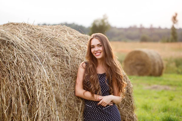 Rural Tarde Hermosa Chica Vestido Lindo — Foto de Stock