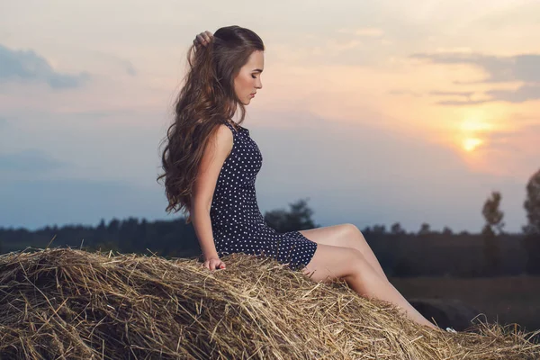 Rural Tarde Hermosa Chica Vestido Lindo — Foto de Stock
