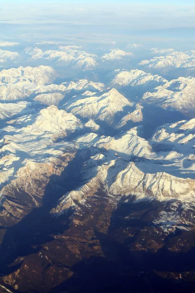 Uçaktan dağlara doğru hava manzarası