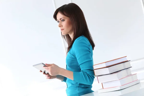 Mujer Linda Atractiva Con Tableta — Foto de Stock