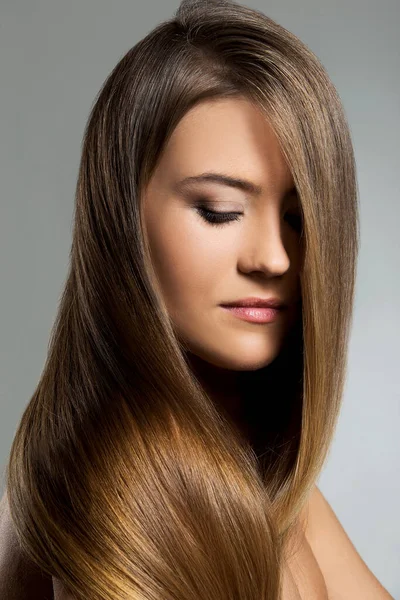 Mulher Bonito Com Cabelo Comprido — Fotografia de Stock