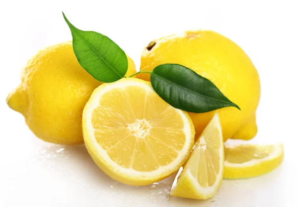 Närbild Färska Och Våta Citroner Isolerade Vit Bakgrund — Stockfoto