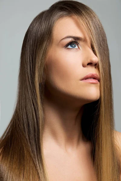 Mulher Bonito Com Cabelo Comprido — Fotografia de Stock