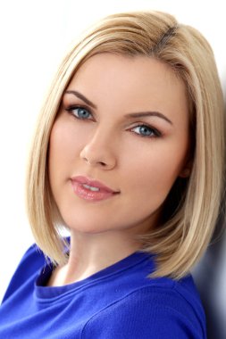 Mavi gözlü güzel sarışın.