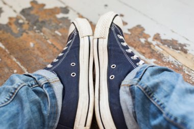 Yerde klasik spor ayakkabılar.