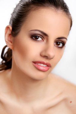 Beyaz arka planda sevimli, çekici bir kız.