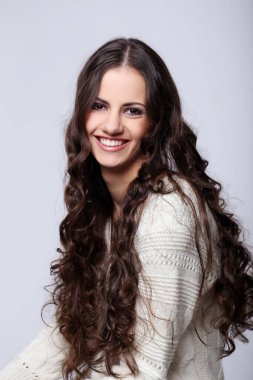 Kıvırcık saçlı hoş bir kadın.