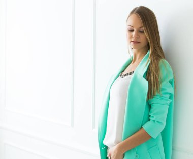 Güzel yüzlü, sevimli, çekici bir kadın.