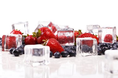 Yemek, doğa. Buz küplü bir yığın lezzetli böğürtlen.