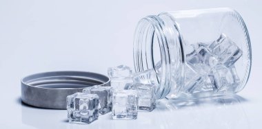 - Soğuk. Masanın üzerinde donmuş buz parçaları var.