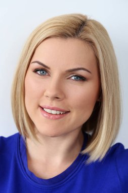 Mavi gözlü güzel sarışın.