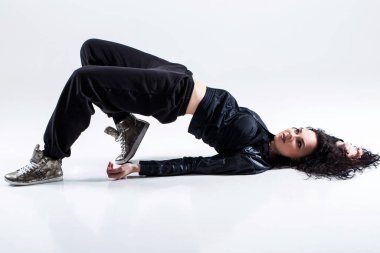 Zeminde hip-hop dansçısı