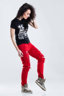 Beyaz arka planda hip-hop dansçısı