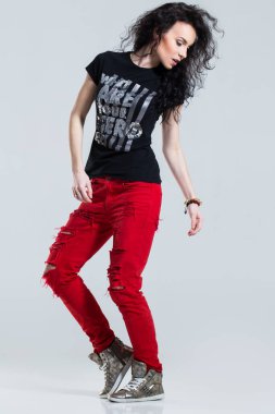 Beyaz arka planda hip-hop dansçısı