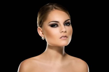 Güzel, çekici, güzel yüzlü bir kadın.