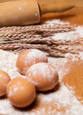 Fırın. Unda yumurta ve merdane var.