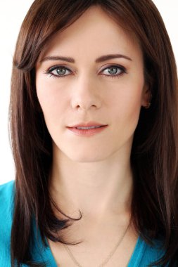 Mavili, sevimli, çekici kadın.