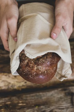 Yemek, kırsal. Ekmek tutan adam