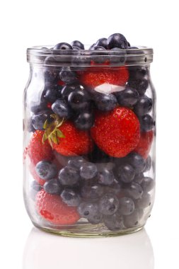 Yemek, doğa. Beyaz arka planda bir yığın lezzetli dut.