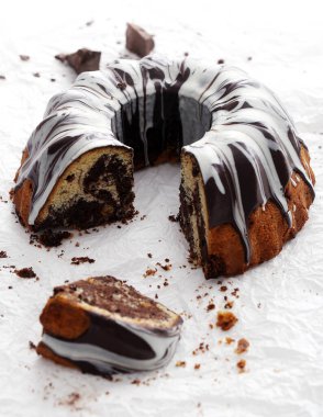 Lezzetli, yuvarlak pasta masada.