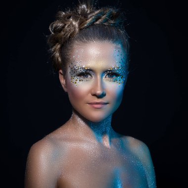 Sanatsal makyajlı güzel bir kız.