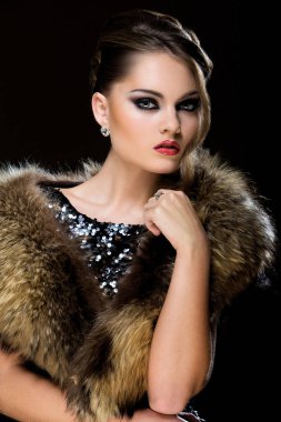 Geçmişe dönüş. Kürk giyen çekici bir kadın.