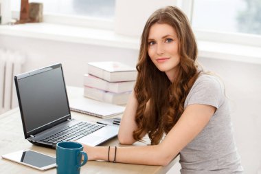 Öğrenci, ofis. Masanın yanında sevimli, güzel bir kadın var.