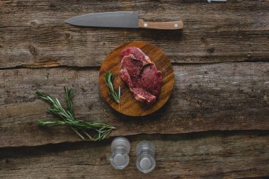 Yiyecekler. Masada çiğ biftek var.